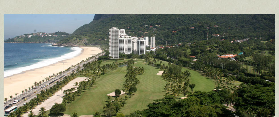 Vista aérea do campo da Gávea entre a mata, a cidade e a praia de São Conrado