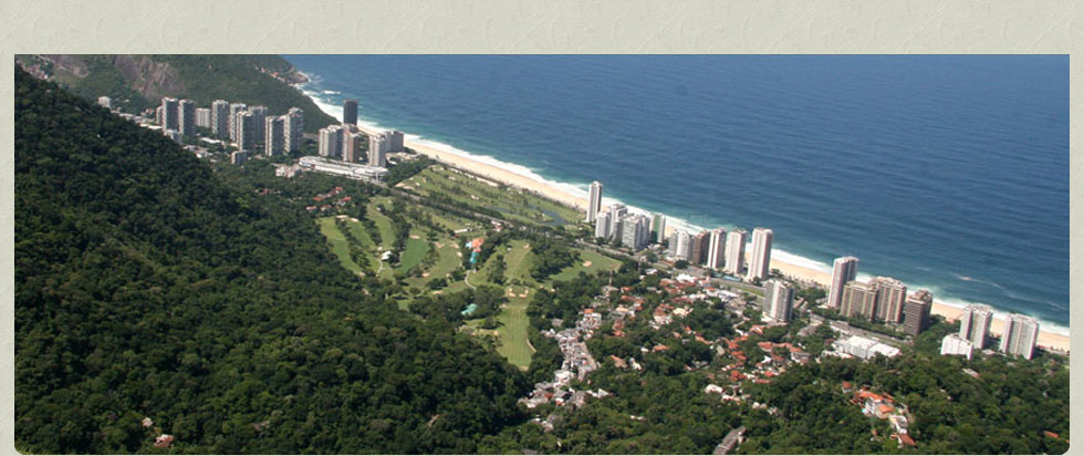 Vista aérea do campo entre a encosta e o mar
