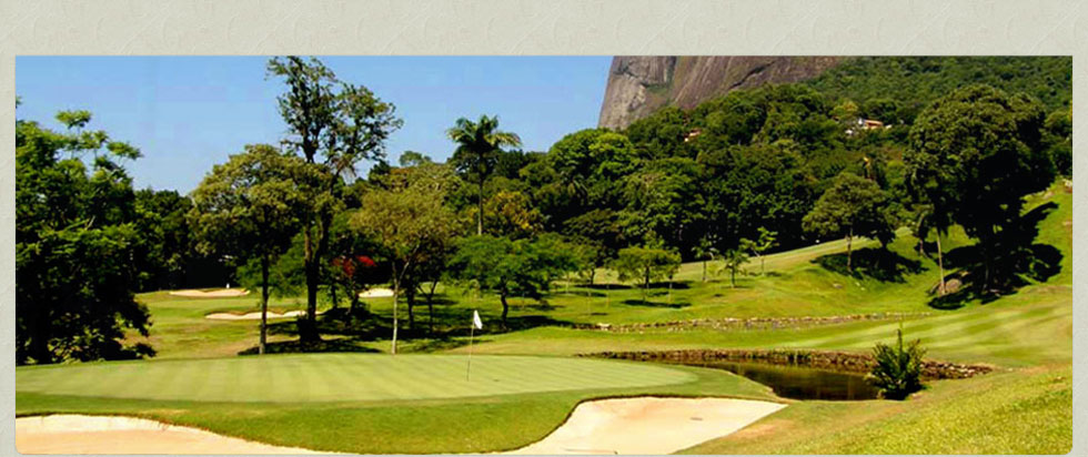 Green com bandeira e bunkers da Gávea, com a Pedra da Gávea ao fundo